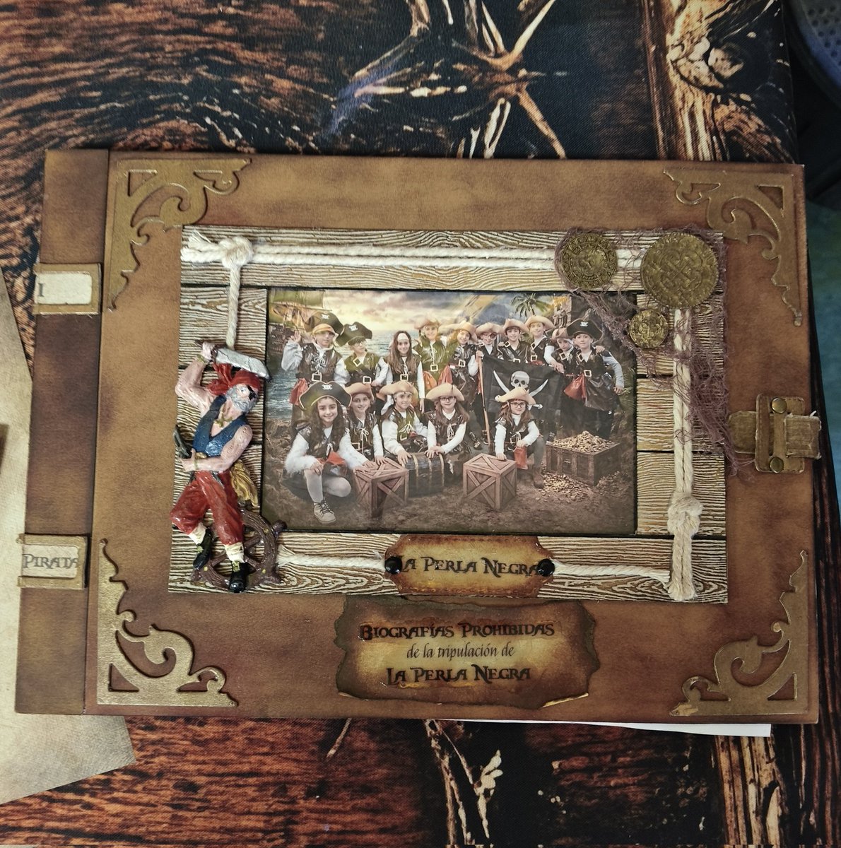 CEIPTorosGui's tweet photo. Los alumnos de 3° han trabajado la competencia lingüística desarrollando estás biografías piratas y relacionándolo con su película: Piratas del Caribe. Nuestra profesora Puri ha creado un libro con todas ellas. ¡Mirad que maravilla! #ExperienciaDeCalidad #UnColeDeCine https://t.co/kStMW3IkGy