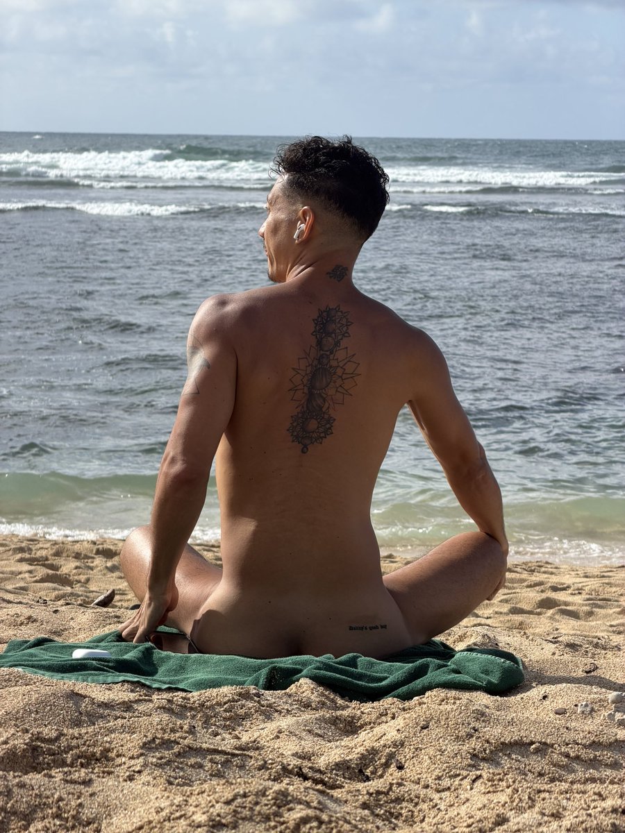 fckyeahitstommy's tweet photo. Naked beach days are the best #beach #nudist #gay https://t.co/3ZTJpC5nZ9