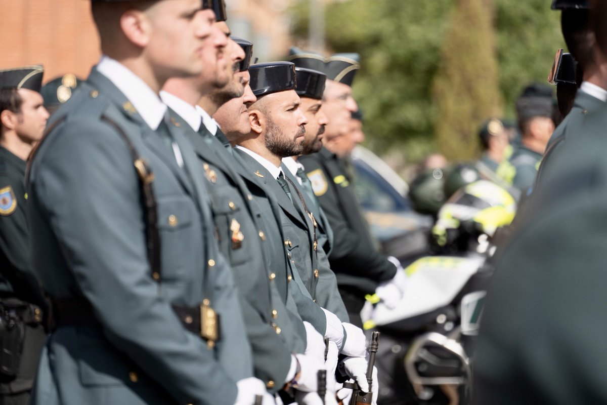 VOX_Guadalajara's tweet photo. 🇪🇸 VOX Guadalajara ha asistido en Azuqueca de Henares al acto conmemorativo del 182 aniversario de la Fundación del Cuerpo de la Guardia Civil.

👮‍♂️ Nuestro reconocimiento a quienes sirven cada día a España con honor, entrega y sentido del deber.

#GuardiaCivil #Guadalajara #VOX https://t.co/EWd2uj38lu