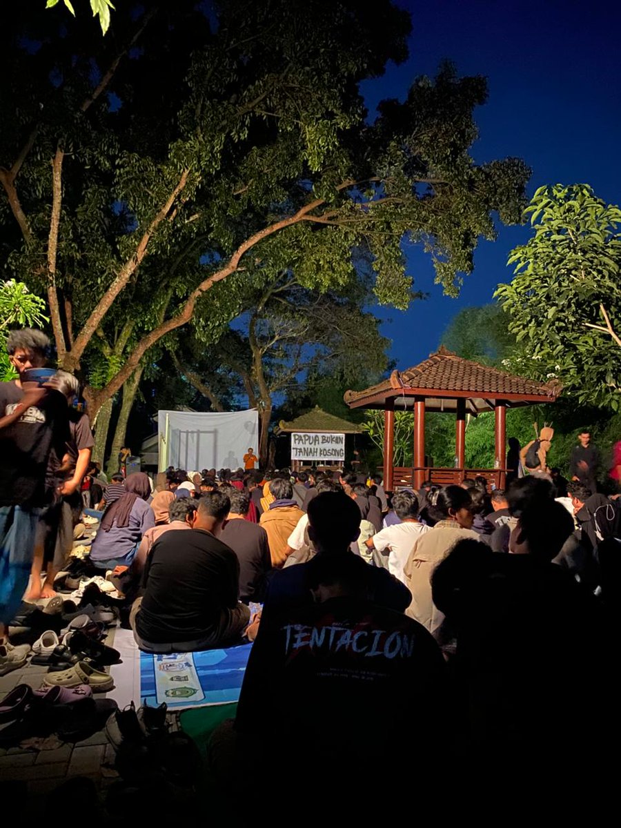 _bje's tweet photo. Kali ini menemani nonton Pesta Babi di UIN Sunan Kalijaga. Luar biasa antusiasme teman² mahasiswa Yogyakarta...

@Dandhy_Laksono https://t.co/eIY2hIdFWg