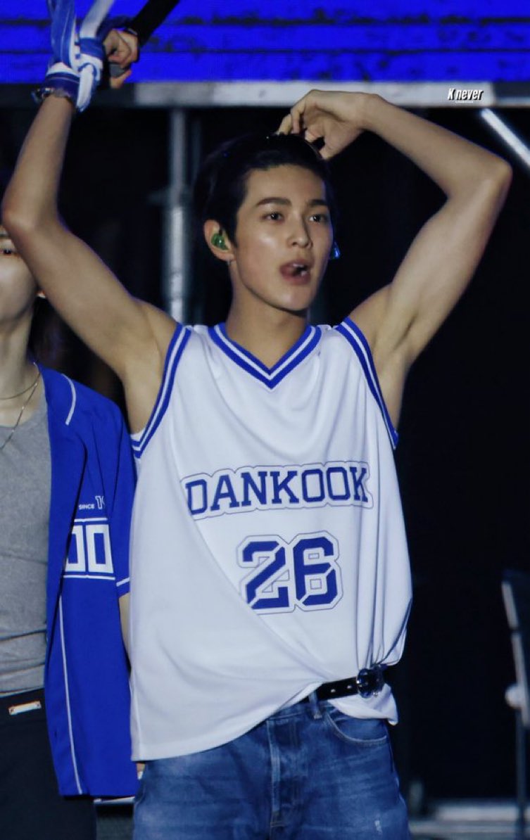 amazojn's tweet photo. lick? https://t.co/YEPEeENIHR