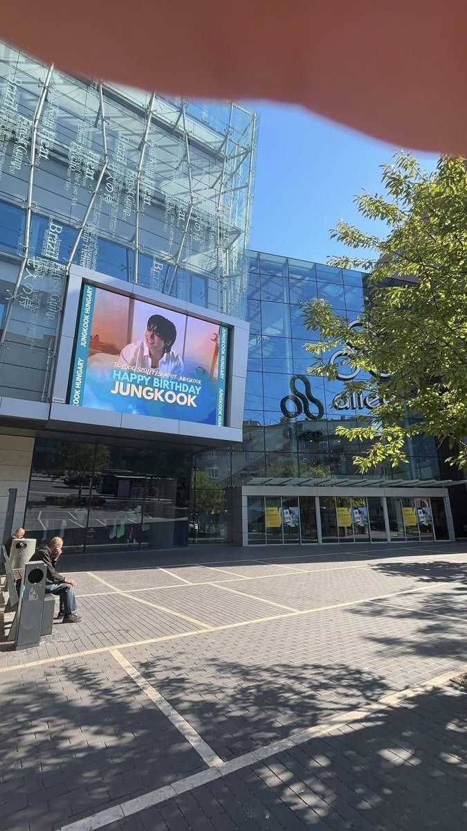 JUNGKOOK HUNGARY tweet media