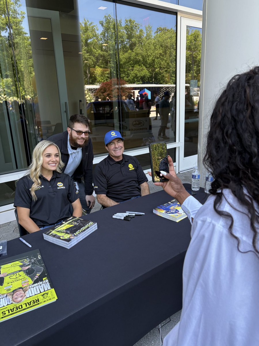 NAPARacing's tweet photo. ✍️📸 Spirit Day @theNAPAnetwork HQ is always a fun time! #teamNAPA https://t.co/NYvkweU3l9