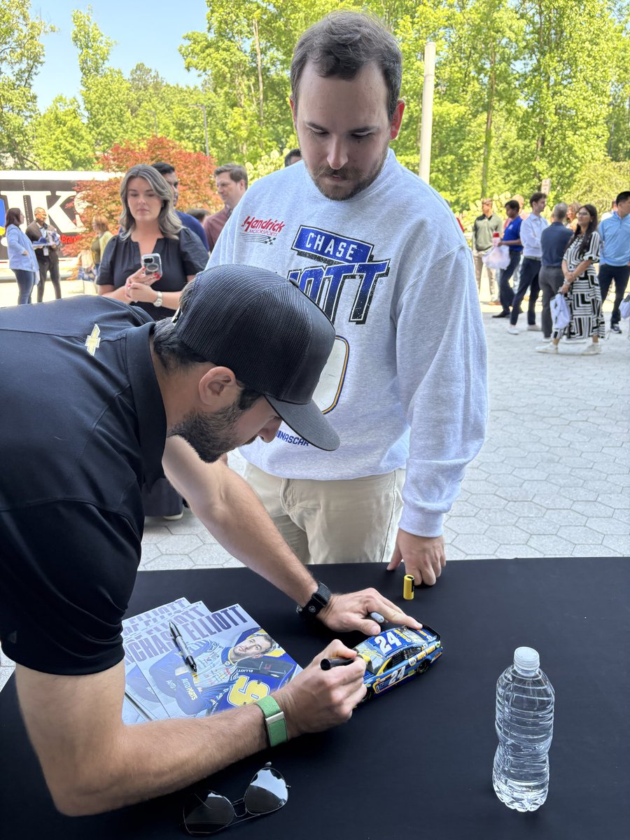 NAPARacing's tweet photo. ✍️📸 Spirit Day @theNAPAnetwork HQ is always a fun time! #teamNAPA https://t.co/NYvkweU3l9