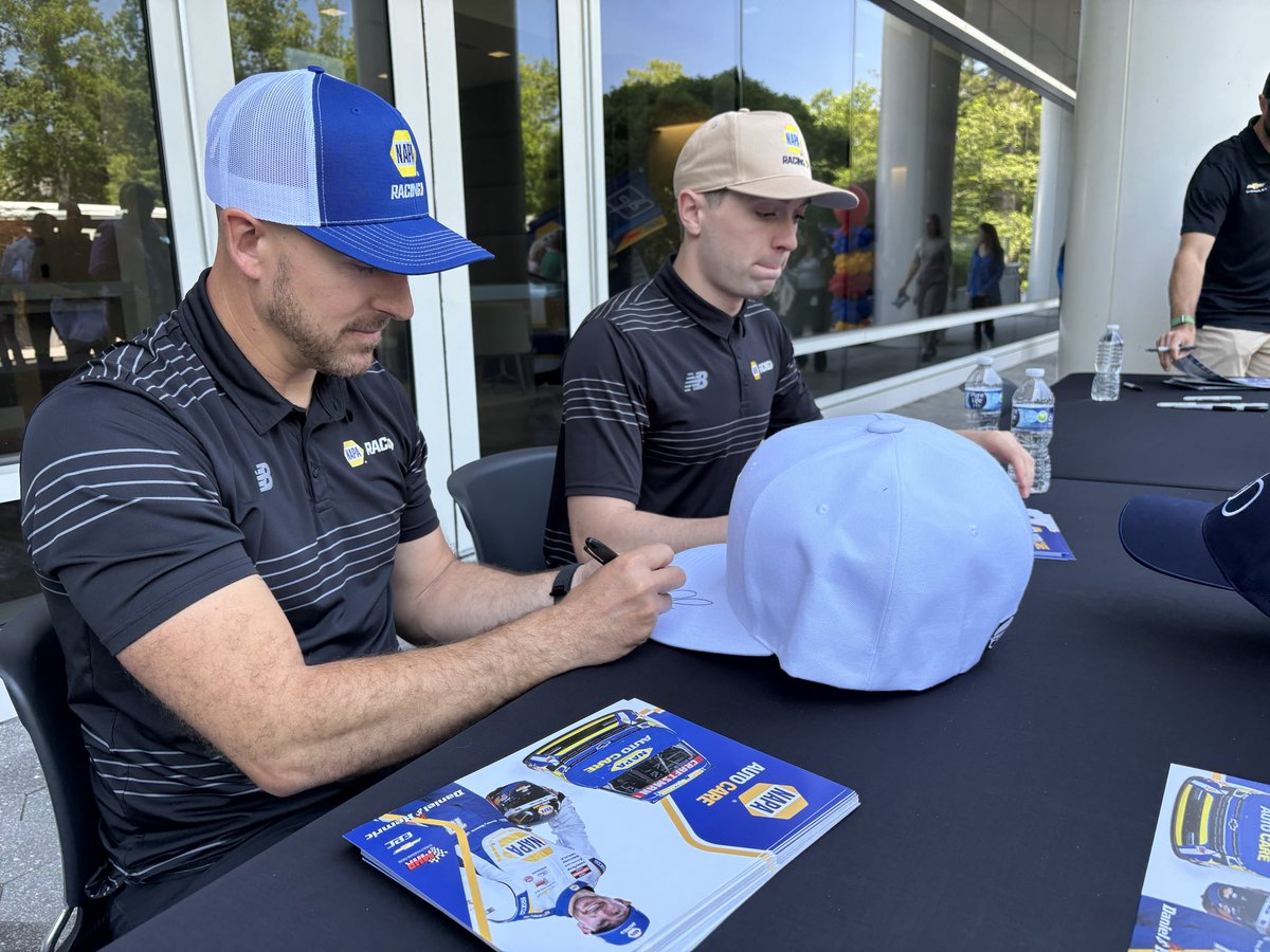 NAPARacing's tweet photo. ✍️📸 Spirit Day @theNAPAnetwork HQ is always a fun time! #teamNAPA https://t.co/NYvkweU3l9