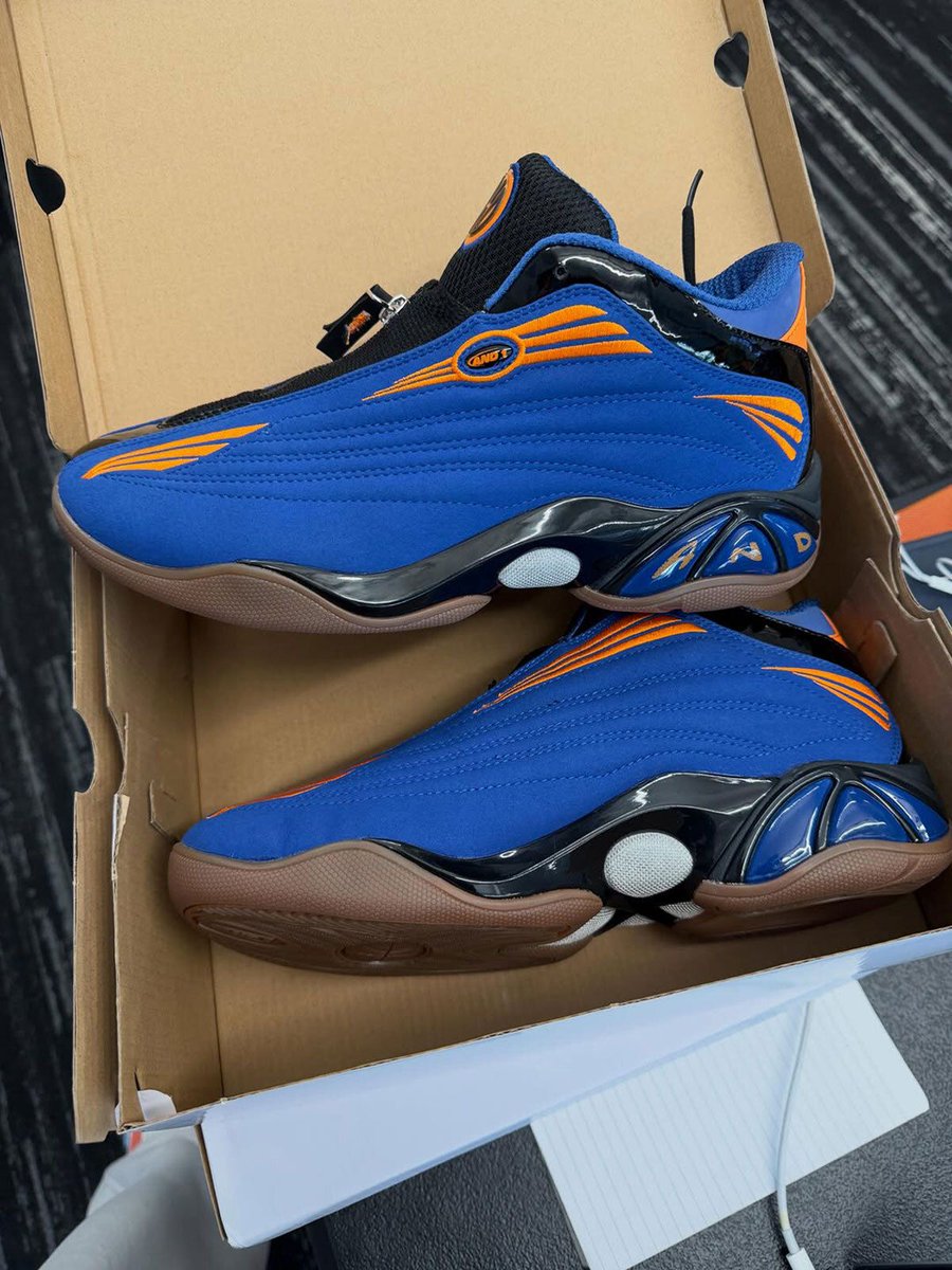 Sneaker News tweet media