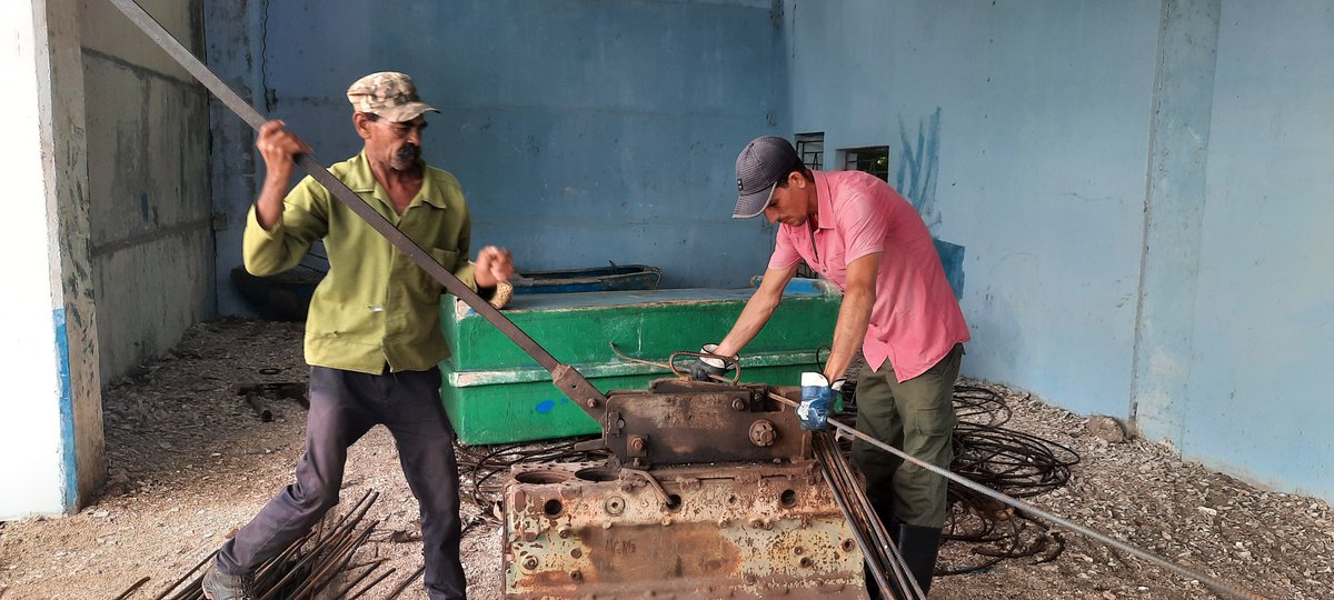 episur's tweet photo. #Episur👉 Taller de Artes de Pesca 👉 sin tiempo para el descanso…
Alternativas... todo y más para poder seguir #SinTirarElAncla en medio de tantísimas complejidades que nos limitan pero no nos detienen...
#SomosEpisur
#PescaPorCuba
#MinalXMásAlimentos https://t.co/zwRbMQgX7S
