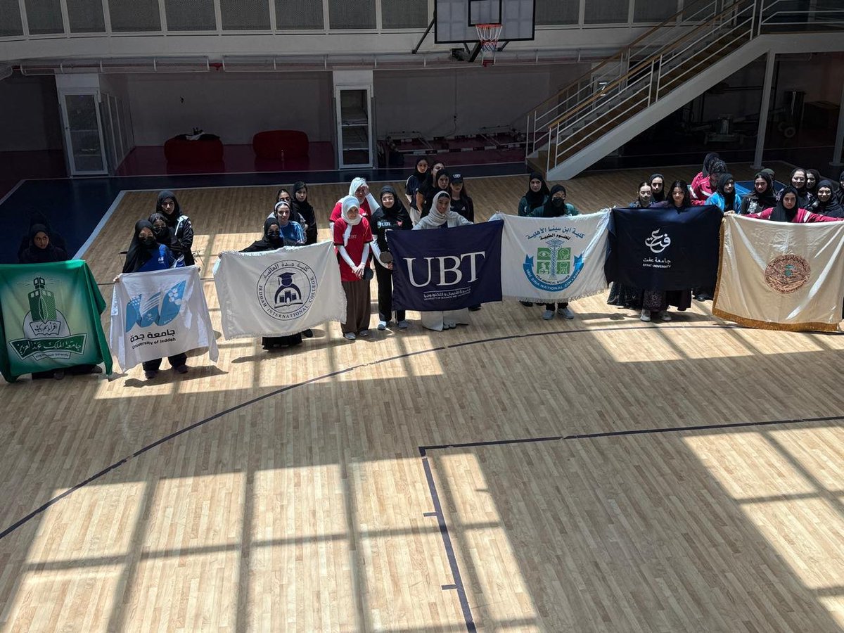 UBT_EDU's tweet photo. نظّمت جامعة الأعمال والتكنولوجيا البطولة الدولية الإقليمية الودية لكرة الطاولة للسيدات، والتي أقيمت بتنظيم من عمادة شؤون الطلاب ممثلة بالنادي الرياضي بالحرم الجامعي بالكورنيش، تحت إشراف الاتحاد السعودي للرياضة الجامعية، يوم الأربعاء الموافق 13 مايو 2026م.

وشهدت البطولة مشاركة واسعة من الجامعات والمؤسسات التعليمية المحلية والدولية، من بينها جامعة الزرقاء الأهلية، والأكاديمية العربية للعلوم والتكنولوجيا والنقل البحري، إلى جانب جامعة الملك عبدالعزيز، وجامعة جدة، وجامعة عفت، وجامعة دار الحكمة، وكلية جدة العالمية، وكلية ابن سينا، بالإضافة إلى الجامعة المستضيفة جامعة الأعمال والتكنولوجيا. وقد تجاوز عدد الحضور 100 شخص من اللاعبات المشاركات والمشرفات والمدربات، إلى جانب منسوبات وطالبات الجامعة.

وعكست منافسات البطولة مستوىً فنياً مميزاً وروحاً تنافسية عالية بين الفرق المشاركة، حيث تُوِّج فريق جامعة الملك عبدالعزيز بالمركز الأول وكأس البطولة والميداليات الذهبية، فيما حصلت جامعة عفت على المركز الثاني والميداليات الفضية، بينما حلت كلية جدة العالمية في المركز الثالث ونالت الميداليات البرونزية.