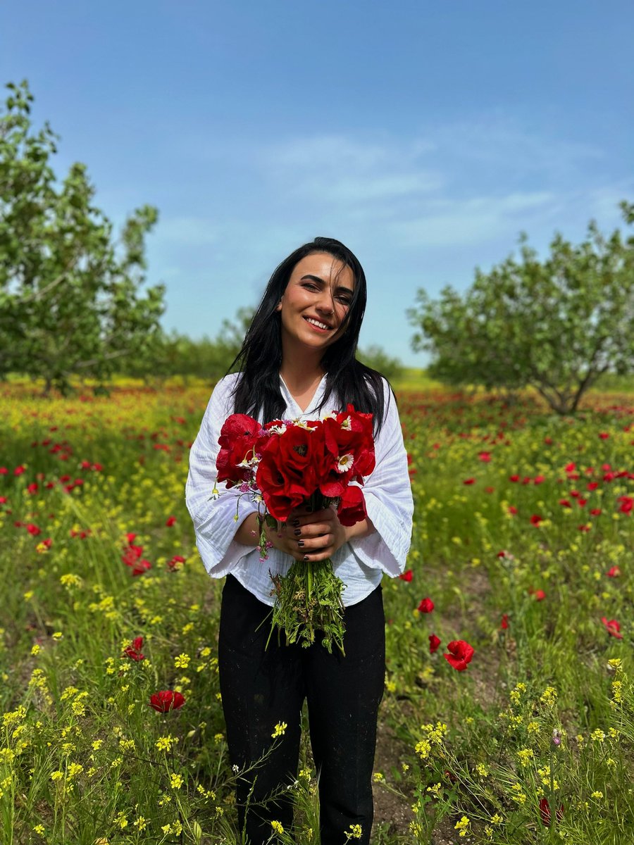esaruca's tweet photo. “Bir çiçek gibi taşıyorsun içini dünyaya…”
Edip Cansever https://t.co/6BmSLaRAyD