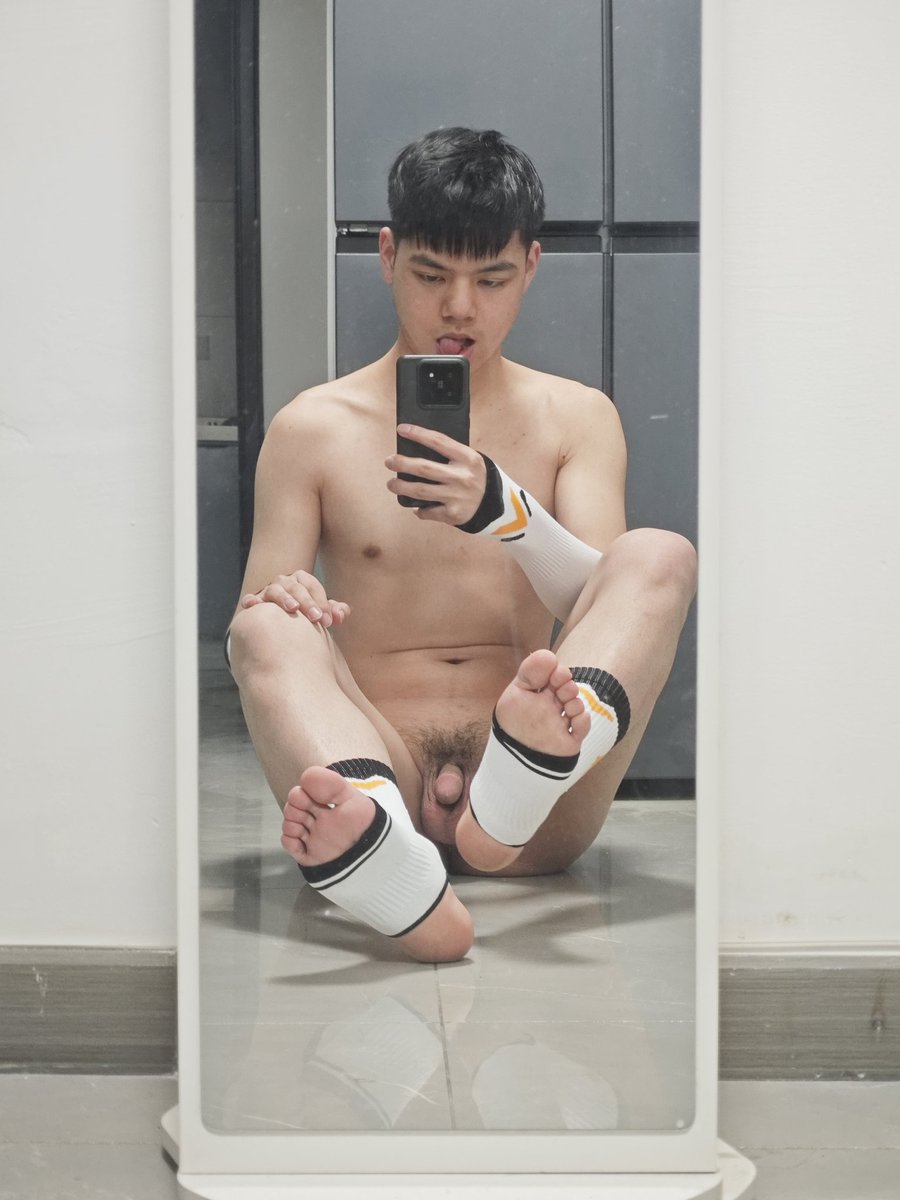xiaozheXP's tweet photo. 坐着对镜拍拍🤔感觉挺涩 https://t.co/bEGMeAKPmA