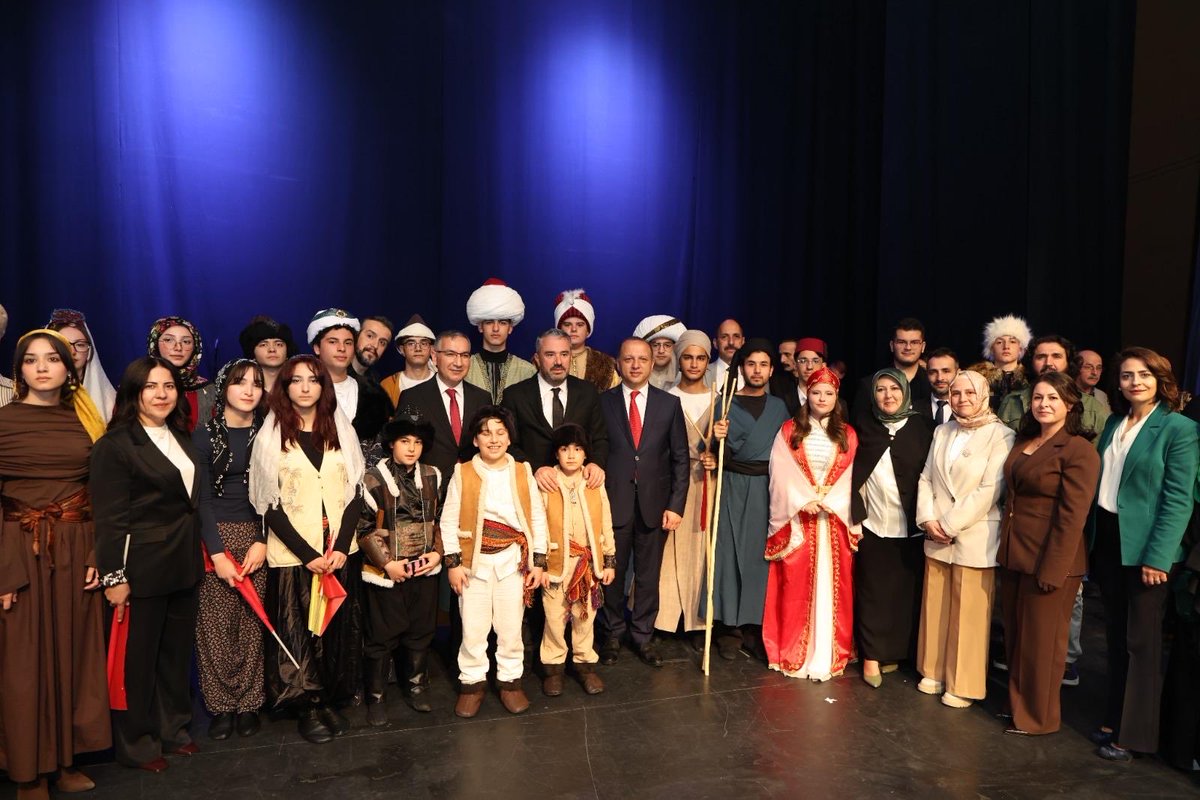 pursaklarfsb's tweet photo. Dilimizin Zenginlikleri yıl sonu etkinliğinde öğrencilerimiz, Mehmet Âkif Ersoy’un “Yeis” şiiriyle izleyicilere güçlü bir duygu anı yaşattı. Ardından Divânu Lügâti’t-Türk’ten esinlenen sahnede köylüleri canlandırarak kültürümüzün izlerini başarıyla yansıttılar. https://t.co/LcHJRPYZLO
