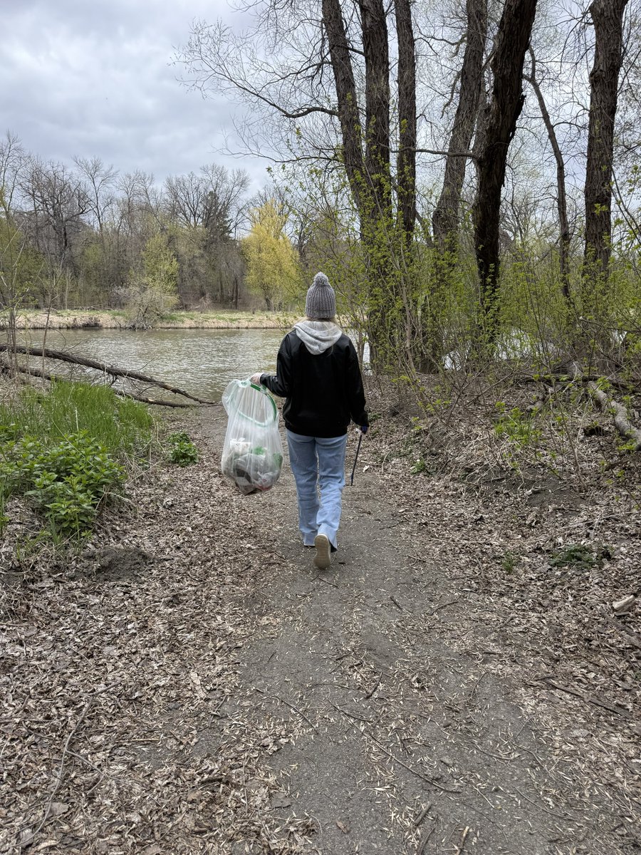 burianassociate's tweet photo. Last week, members of our Fargo crew spent time volunteering at Lemke Park, helping pick up trash and keep our community looking its best. 🌎

Thank you to @FM_Riverkeeper for helping organize the clean-up and for all they do to protect and care for our local waterways and parks! https://t.co/vgconBNRkm