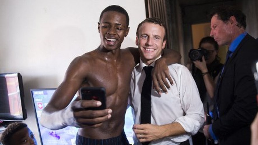 VincentThomazo's tweet photo. Chez @EmmanuelMacron, « platonique » = dîners 🍷, textos 🌙, regards appuyés 👀… mais promis, c’était juste pour réviser Platon 📚🇬🇷. Même Socrate en étouffe de rire 😏. https://t.co/dOMTBulPjF