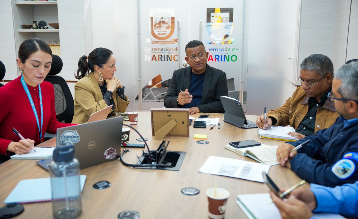 JimenaPuyana's tweet photo. En #Nariño la biodiversidad y las comunidades avanzan juntas.

Conversamos con la @gobnarino, @LuisAlfonsoEsc, sobre apuestas conjuntas como #GEFBioSur, Estrella Fluvial del Sur y Corredores de Resiliencia, que conectan territorio, biodiversidad y acción climática.👇🏻 https://t.co/m3PJT2q5CC