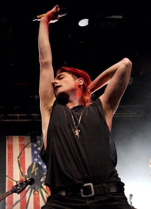 le 击 VIU O MCR tweet media