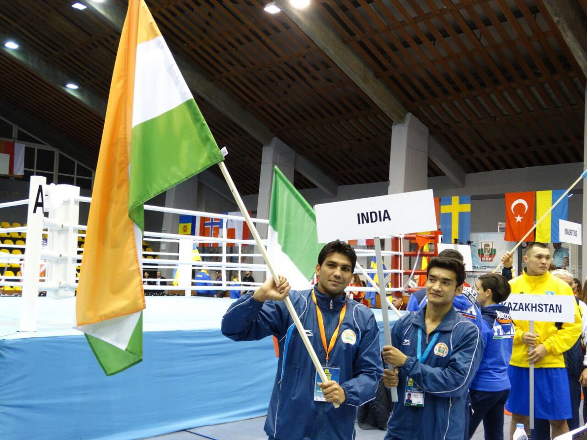 BoxerManojkr's tweet photo. एक खिलाड़ी जब मैदान में उतरता है,
तो वो सिर्फ़ मुक्के, दौड़ या दांव नहीं लगाता —
वो अपना बचपन, अपनी खुशियाँ, अपने सपने और पूरा यौवन दांव पर लगा देता है।

देश सेवा के लिए सेना में भर्ती होने की उम्र 17 साल निर्धारित है,
लेकिन एक खिलाड़ी तो बचपन से ही देश के लिए अपना सब कुछ अर्पित कर देता है।
फिर भी विडंबना देखिए —
देश के लिए मेडल जीतने के बाद भी उसे चैन से जीने नहीं दिया जाता।

पहले नौकरी के लिए संघर्ष,
फिर अवार्ड के लिए संघर्ष,
और उसके बाद अपनी ही फेडरेशन में ख़ुद को सही साबित करने का संघर्ष।

सबसे बड़ी पीड़ा तब होती है जब कई खिलाड़ियों के साथ
न उनके अभिभावक खड़े हो पाते हैं,
न उनके कोच,
और न ही सिस्टम उनकी आवाज़ सुनता है।

ऐसे में खिलाड़ी सच जानते हुए भी अपने सिद्धांतों से समझौता करने को मजबूर हो जाता है,
क्योंकि उसकी आवाज़ उठाने वाला कोई नहीं होता।

मेरा खेल में कोई गॉडफादर नहीं था,
लेकिन मेरे पास मेरे गुरु राजेश कुमार राजौंद जी थे,
जिन्होंने हर कठिन समय में मेरे हौसले को टूटने नहीं दिया।
उन्हीं से प्रेरणा लेकर आज मैं उन खिलाड़ियों की आवाज़ उठाने का प्रयास कर रहा हूँ,
जिनकी आवाज़ को फेडरेशन तानाशाही तरीके से दबाने की कोशिश करती है।

दुखद यह भी है कि ऐसे सिस्टम का साथ अक्सर वही लोग देते हैं
जिन्हें समय से पहले बहुत कुछ मिल जाता है।
उनकी मजबूरी बन जाती है हर बात में “हाँ” कहना,
क्योंकि सच बोलेंगे तो सिस्टम से बाहर कर दिए जाएँगे।

क्रिकेट में खिलाड़ी ही कोच बनते हैं, खिलाड़ी ही सिलेक्टर बनते हैं।
हॉकी इंडिया में भी दिलीप टिर्की जी के नेतृत्व के बाद सकारात्मक बदलाव देखने को मिला।
तो फिर दूसरे खेलों में खिलाड़ियों को निर्णय प्रक्रिया का हिस्सा क्यों नहीं बनाया जाता?

आज पूरा देश विनेश फोगाट के संघर्ष को देख रहा है,
लेकिन हर खिलाड़ी किसी खेल परिवार से नहीं आता,
और न ही हर खिलाड़ी की किस्मत इतनी मजबूत होती है कि उसकी आवाज़ देश सुन सके।

आख़िर क्यों फेडरेशन खिलाड़ियों को दूसरी पंक्ति में खड़ा कर देती हैं?
जबकि सच्चाई यह है कि फेडरेशन खिलाड़ी से है, खिलाड़ी फेडरेशन से नहीं।

यह पीड़ा सिर्फ़ मेरी नहीं,
हर उस खिलाड़ी की है जिसकी आवाज़ दबा दी गई।

सवाल आज भी वही है —
आख़िर खिलाड़ी कब तक यूँ ही पिसते रहेंगे… और क्यों?
@PMOIndia @mansukhmandviya @OfficeOf_MM @Media_SAI @DGSAI @PTI_News @ANI @LovlinaBorgohai @YASMinistry @TimesNow @thetribunechd @BCCI @imVkohli @sachin_rt @DilipTirkey @the_hindu @AmarUjalaNews @boxervijender