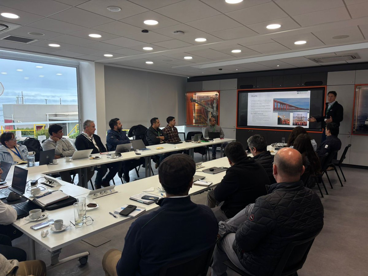 gnlquintero's tweet photo. En GNL Quintero realizamos la 4ª edición del Taller de Seguridad Operacional en carga, descarga y transporte de GNL en camiones cisterna, junto a empresas y actores clave de la cadena logística del gas natural. https://t.co/nu2yd7LpAE