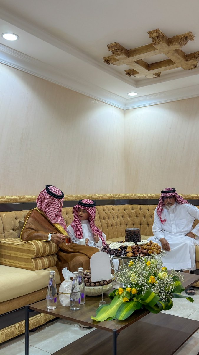 abodalmny3's tweet photo. تشرفت هذا اليوم بزيارة سيدي صاحب السمو الملكي الأمير #فيصل_بن_فهد_بن_مقرن نائب أمير منطقة حائل لمنزل الوالد ببقعاء زيارة أعتز بها كثيرًا وتحمل لنا كل الفخر ♥️🇸🇦. 

حضور سموه شرف كبير ولفتة كريمة غير مستغربة من سموه الكريم، حفظه الله وأدام عزّه https://t.co/OCjLQUF74Y