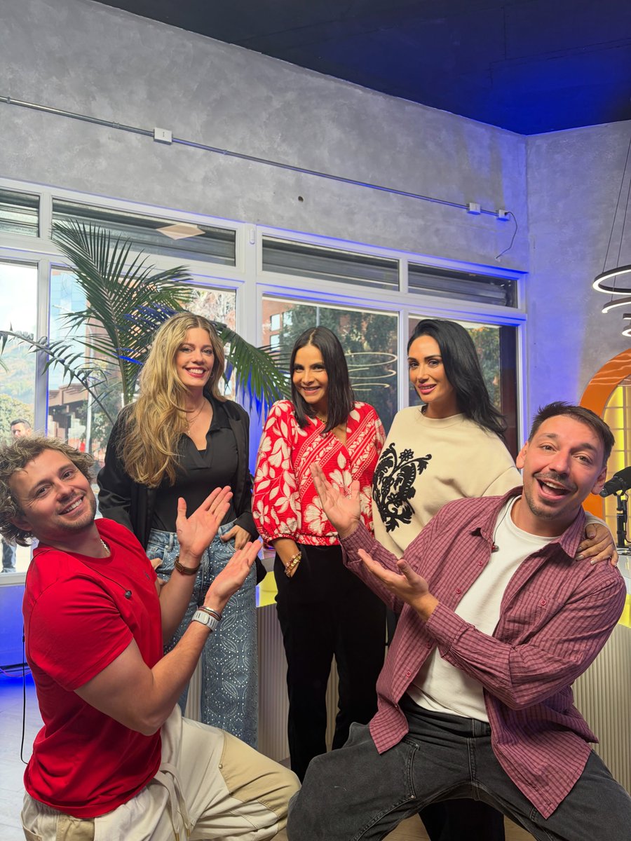 OnceStreamcl's tweet photo. Tremenda visita la de hoy 📺🤩

Lorena Cepeda y Natalia Ramírez, recordadas actrices de “Yo soy Betty, la fea”, estuvieron en #OnceStream promocionando su obra de teatro “Muertas de la Risa”. https://t.co/x7xd5AGQBr