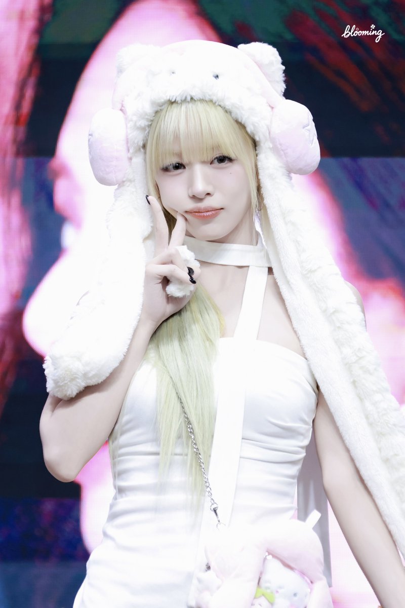 bloomingf9's tweet photo. 🥳생축🎂

#fromis_9 #프로미스나인
#이채영 #LeeChaeYoung 
#HAPPYCHAEYOUNGDAY https://t.co/cn9fGL00TW