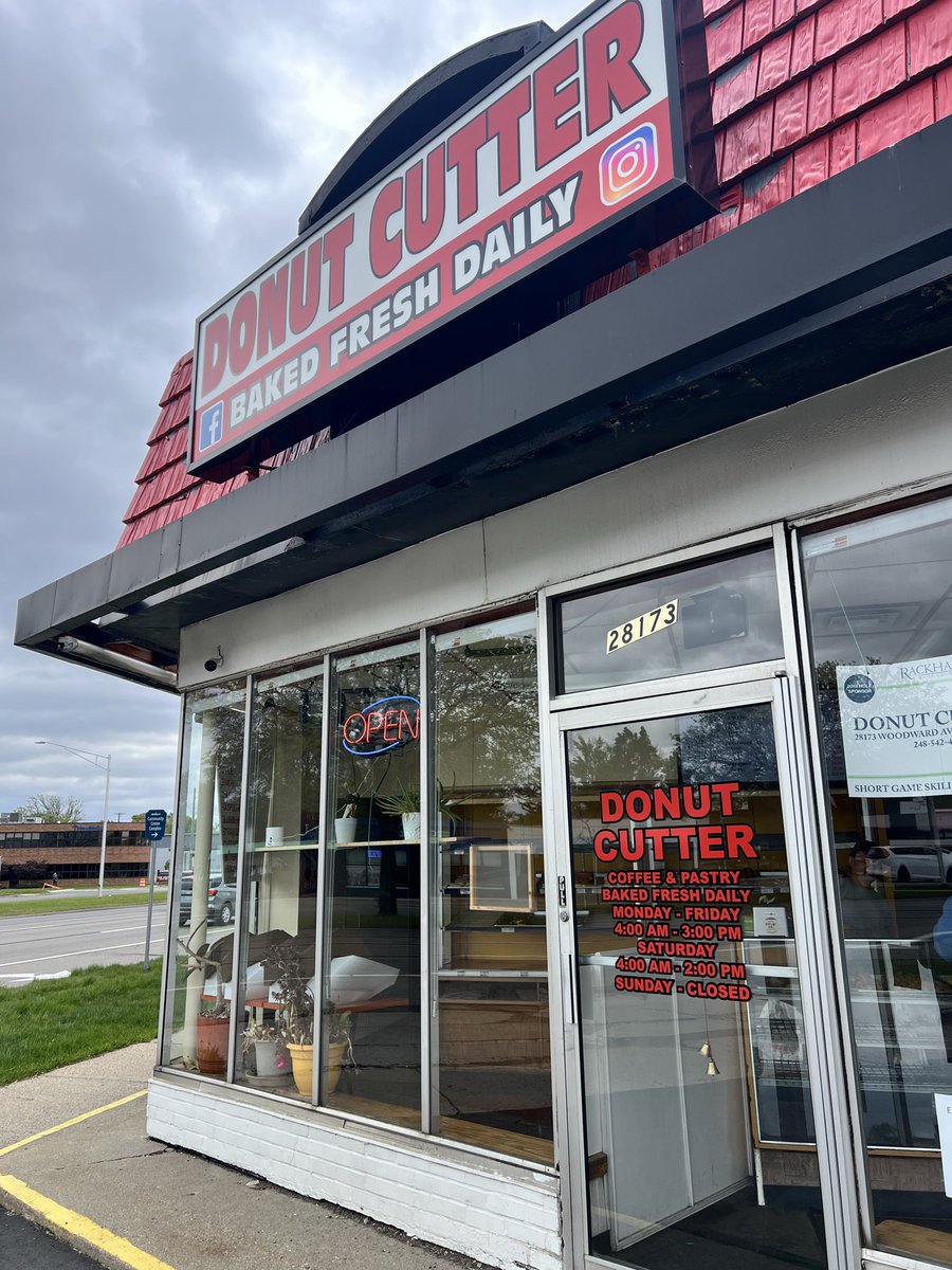 TheMetDet's tweet photo. Hey @riger1984 @971theticketxyt - get powdered sugar donuts at The Donut Cutter, Woodward, Berkley MI 

@donutcutter https://t.co/bkdzu5i8RE