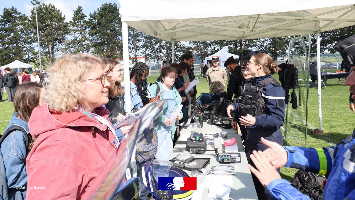 DSNJeunesse's tweet photo. Hier à Barentin, le GCA givre s’est rendu au rallye citoyen organisé par la DMD 76 et la ville. Plus de 130 collégiens ont découvert les valeurs de citoyenneté et les métiers des armées à travers les ateliers immersifs du CSNJ de Rouen et des partenaires engagés. https://t.co/FGD7B8BYOm