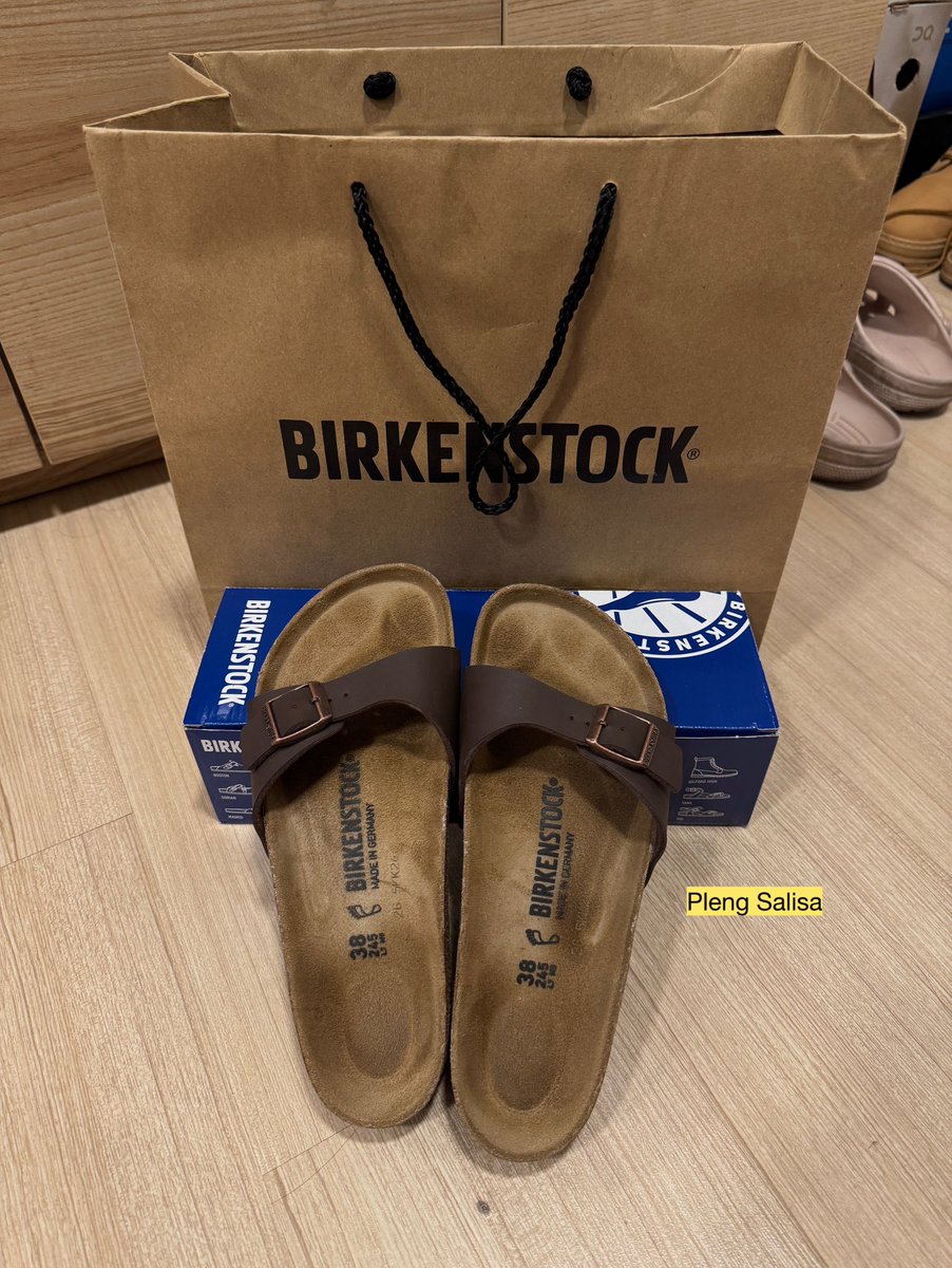 salisaax's tweet photo. ส่งต่อ Birkenstock ไซส์ 38 สภาพใหม่ใส่1ครั้ง ส่งต่อ 3,300รวมส่ง สามารถขอดูรูปเพิ่มเติมได้ค่ะ #ส่งต่อ #ส่งต่อรองเท้า #ส่งต่อรองเท้ามือสอง #ส่งต่อรองเท้ามือสองสภาพดี #ส่งต่อรองเท้าbirkenstock #birkenstockthailand https://t.co/i3nXja3VXi