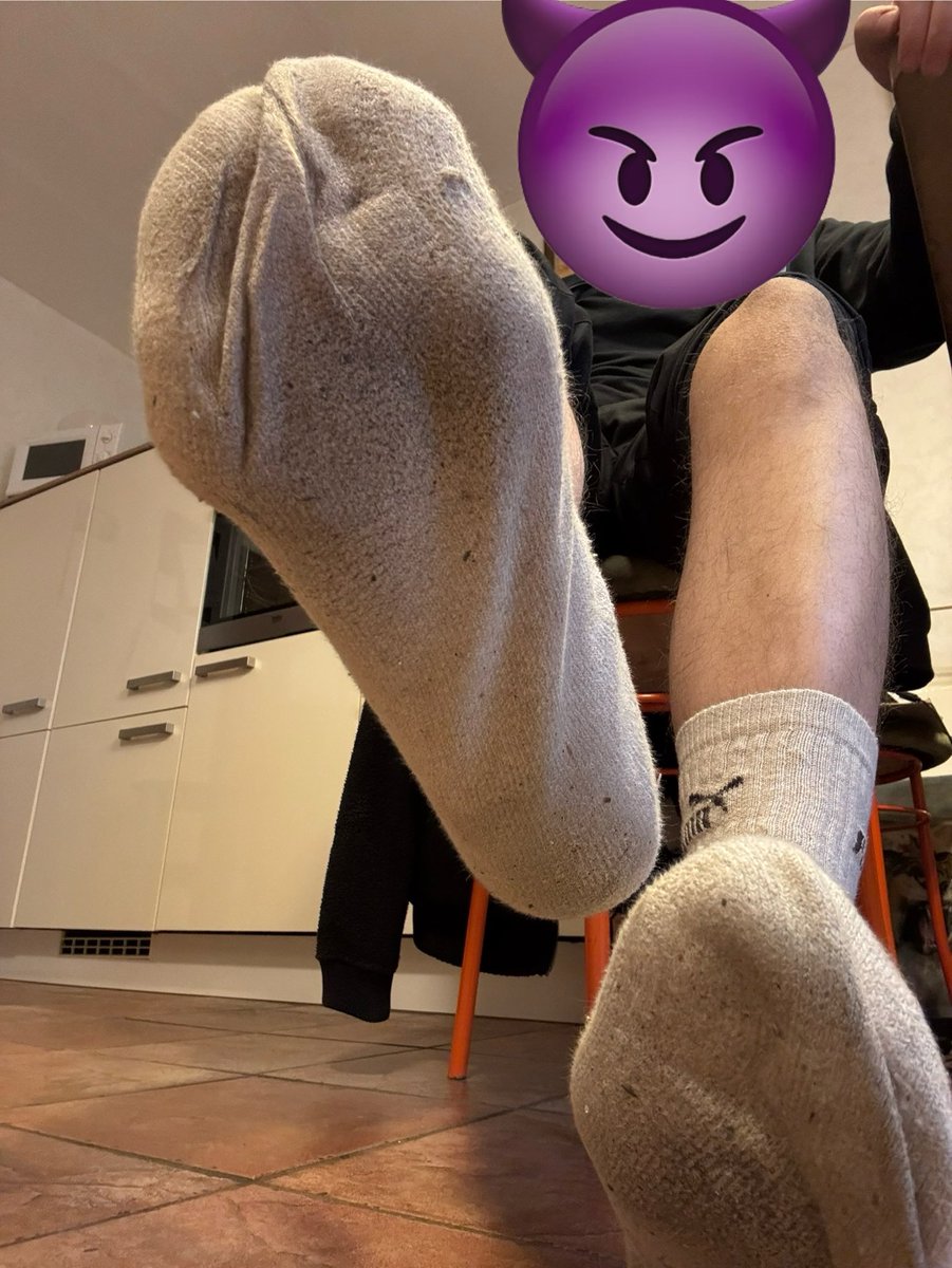 NiklasMasterrlp's tweet photo. Los ihr Fotzen, Macht wozu das her bestimmt seit!😂 #socken #getragenesocken #geldherr #cashmaster #boss #findom #feet https://t.co/pKbZWVnGa2