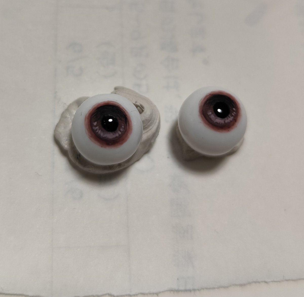 llllll_make's tweet photo. カプセルドールちゃん用のおめめ作ってる！次くまのカプセルドール出るの楽しみだな🧸❣️ https://t.co/mWgGbTxJXS
