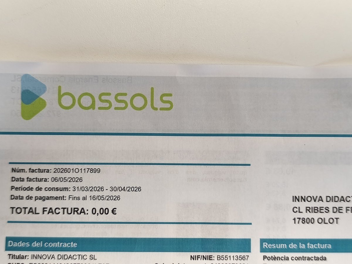ToniMorenoRey's tweet photo. 👩‍🎓Una lliçó eficient:
Demostrar in situ als alumnes que no cal pagar res per 💡 l'energia  pq ens la regala el 🌞 Sol.
 Ho agafen de seguida 🧒👩 https://t.co/amB6YXk8nU