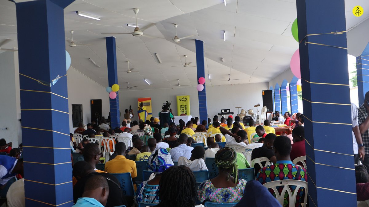 Amnesty_CI's tweet photo. 🟡𝗖𝗘́𝗥𝗘́𝗠𝗢𝗡𝗜𝗘 𝗗𝗘 𝗖𝗟𝗢̂𝗧𝗨𝗥𝗘 𝗔 𝗟'𝗜𝗡𝗜𝗣𝗔

À l’Institut National Ivoirien pour la Promotion des Aveugles (INIPA), s’est également tenue, ce mercredi 13 mai 2026 la cérémonie de clôture de l’activité de sensibilisation des jeunes aveugles sur la Déclaration Universelle des Droits de l’Homme (DUDH), initiée par Amnesty International Côte d’Ivoire.

À cette occasion, le Directeur exécutif, représenté par le Coordonnateur Éducation aux Droits Humains (EDH), a salué cette initiative qui contribue à rendre les droits humains accessibles aux personnes en situation de handicap visuel. Il a également présenté les résultats obtenus au terme de cette activité.

L’activité a notamment permis la transcription de la DUDH en braille ainsi que la sensibilisation de 20 jeunes personnes aveugles aux droits fondamentaux.
 
À l’occasion de la cérémonie de clôture, les jeunes ont présenté un sketch mettant en avant plusieurs articles de la DUDH, illustrant ainsi de manière créative leur compréhension des droits humains. 

#EDH
#DUDH
#Inclusion