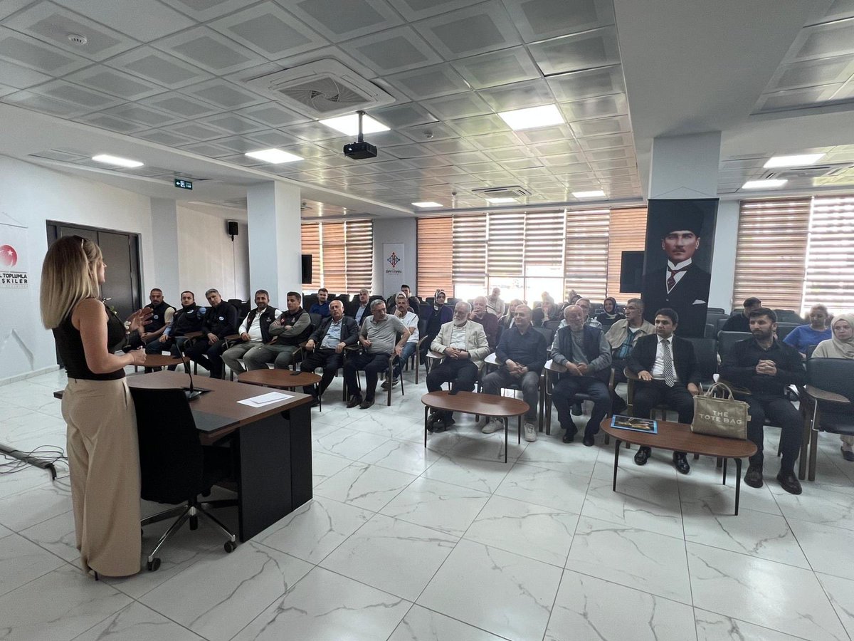 batmanstim's tweet photo. STK TEMSİLCİLERİNE YÖNELİK İÇ HASTALIKLARI VE VÜCUT SAĞLIĞI EĞİTİMİ DÜZENLENDİ
 
Türkiye’de ilk ve tek olma özelliği taşıyan Batman Sivil Toplum Merkezi’nde, sivil toplum kuruluşu temsilcilerine yönelik “Vücudumuzu ve Sağlığımızı Tanıyalım: İç Hastalıkları ve Vücut Sağlığı Eğitimi” gerçekleştirildi.
 
İl Sağlık Müdürlüğü iş birliğiyle düzenlenen program kapsamında İç Hastalıkları Uzmanı Uzm. Dr. Filiz Ertekintarafından katılımcılara iç hastalıkları, genel vücut sağlığının korunması, kronik hastalıklar, erken teşhisin önemi ve sağlıklı yaşam alışkanlıkları hakkında kapsamlı bilgilendirme yapıldı.
 
Eğitimde; düzenli sağlık kontrollerinin önemi, dengeli beslenme, fiziksel aktivite, stres yönetimi ve günlük yaşamda dikkat edilmesi gereken sağlık tedbirleri gibi konular ele alındı. Ayrıca toplumda yaygın olarak görülen iç hastalıklarına karşı alınabilecek koruyucu önlemler hakkında katılımcılara önemli bilgiler aktarıldı.
 
Katılımcıların yoğun ilgi gösterdiği programda, sağlık alanında toplumsal farkındalığın artırılmasına yönelik değerlendirmelerde bulunulurken, sivil toplum kuruluşlarının bilinçlendirme çalışmalarındaki rolüne dikkat çekildi.
 
Program sonunda katılımcılar tarafından yöneltilen sorular uzman doktor tarafından yanıtlanarak karşılıklı bilgi alışverişinde bulunuldu. Gerçekleştirilen eğitimin, toplumda koruyucu sağlık anlayışının yaygınlaştırılmasına ve sağlık alanındaki bilinç düzeyinin artırılmasına katkı sağlaması hedeflenmektedir.
 
Bu tür eğitim faaliyetlerinin hayata geçirilmesine öncülük eden ve Türkiye’de ilk ve tek olan Batman Sivil Toplum Merkezi binasının ilimize kazandırılmasını sağlayan Batman Valisi Sayın Ekrem Canalp’e teşekkür edildi.