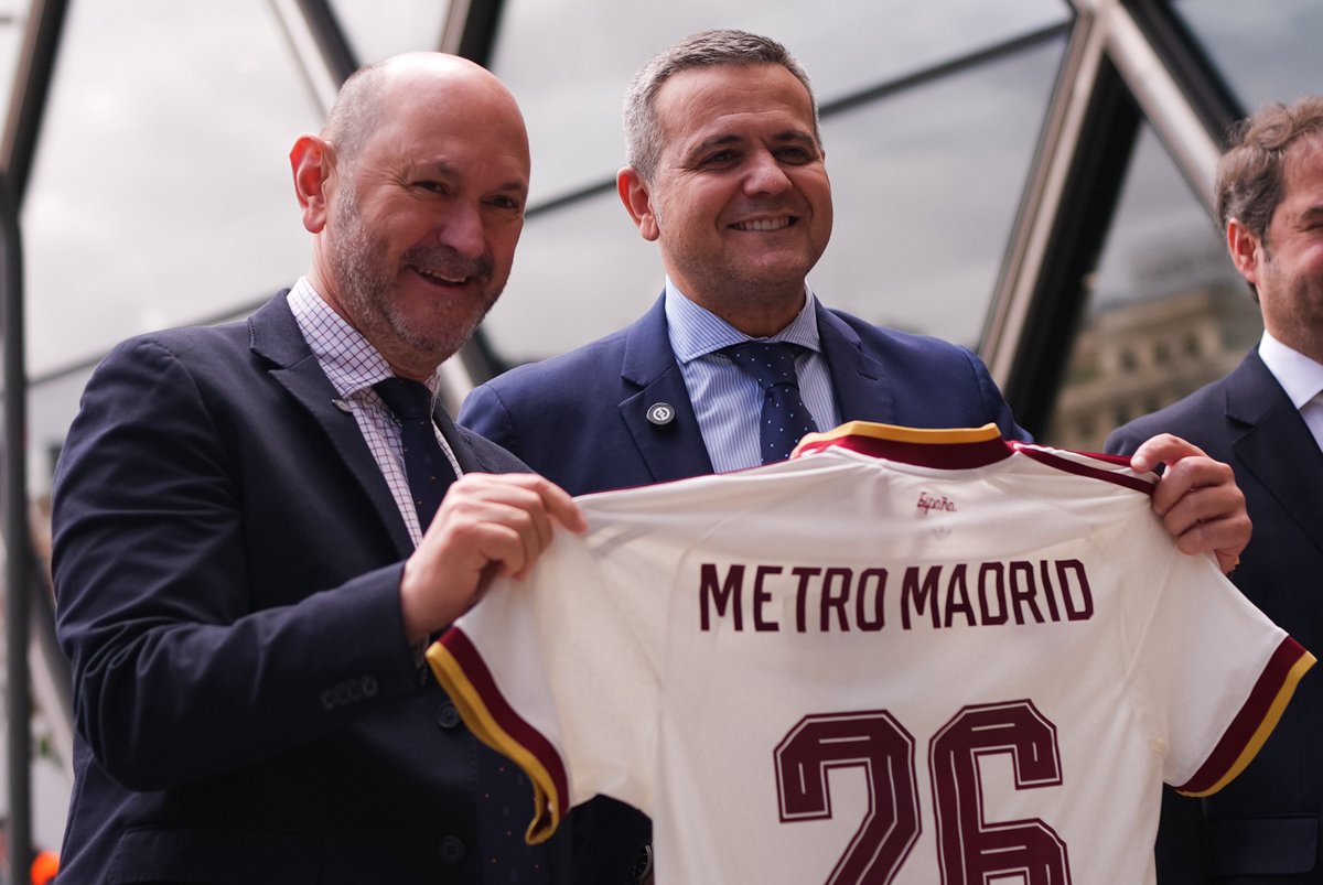 ComunidadMadrid's tweet photo. 🚇 Un tren especial de @metro_madrid estará dedicado a la Selección Española de fútbol con motivo del Mundial 2026.
 
⚽️ Está completamente vinilado en color rojo e ilustrado con algunos de los jugadores.

+Info: https://t.co/8BByhRwO4u https://t.co/mrfbuJfkES