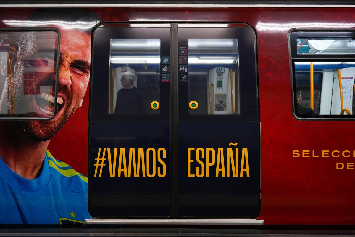 ComunidadMadrid's tweet photo. 🚇 Un tren especial de @metro_madrid estará dedicado a la Selección Española de fútbol con motivo del Mundial 2026.
 
⚽️ Está completamente vinilado en color rojo e ilustrado con algunos de los jugadores.

+Info: https://t.co/8BByhRwO4u https://t.co/mrfbuJfkES