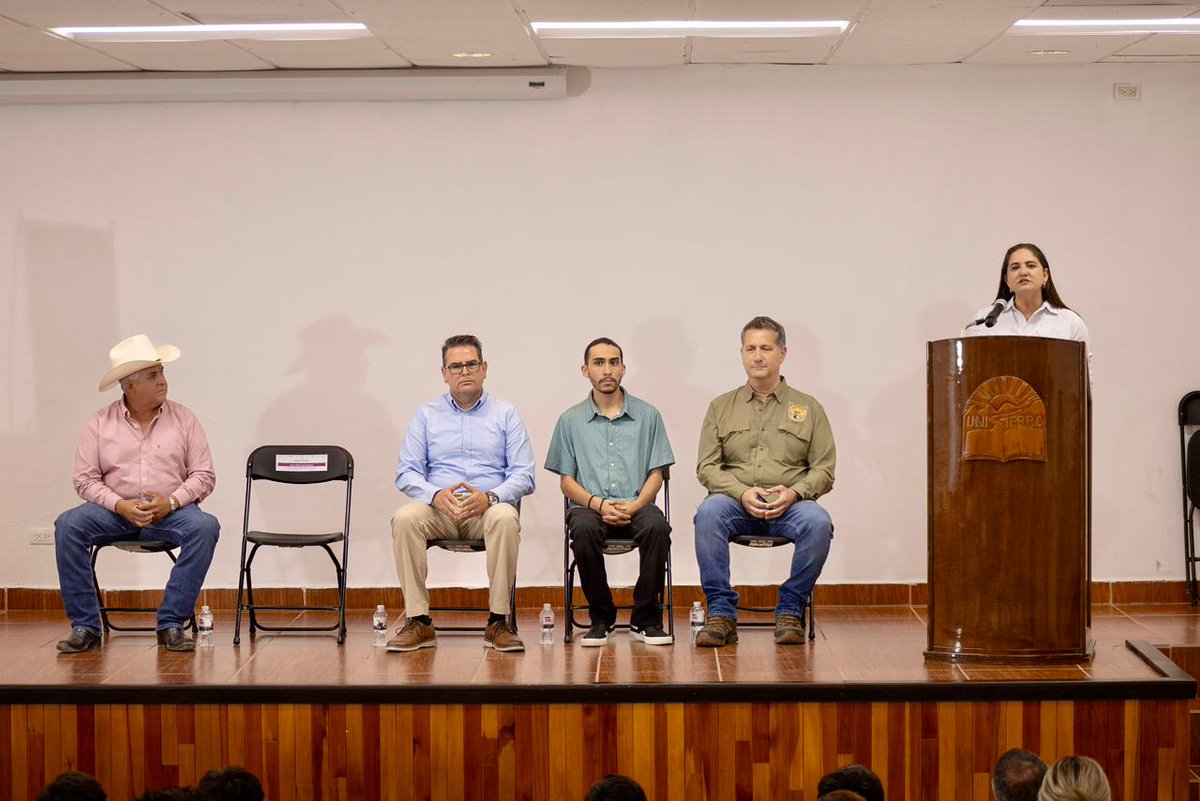 CelidaLopezc's tweet photo. Juan Carlos Avilés, rector de la @unisierra, nos dio la bienvenida en el corazón educativo de Moctezuma.

Con la entrega que hicimos de una incubadora para promover la reproducción del guajolote silvestre contribuimos a la investigación académica, la producción sustentable y la conservación de una especie de valor para nuestros ecosistemas.
