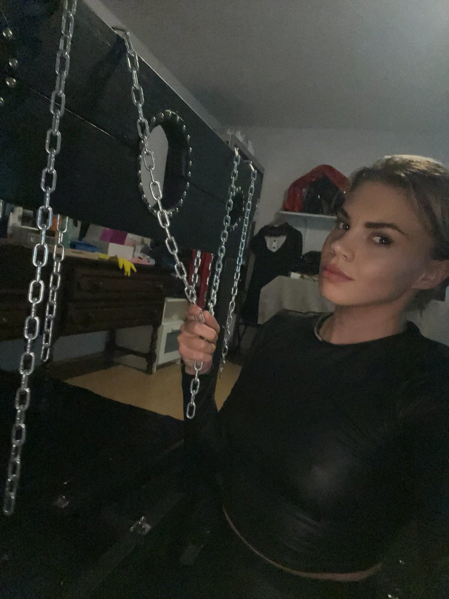Mistress Laura tweet media