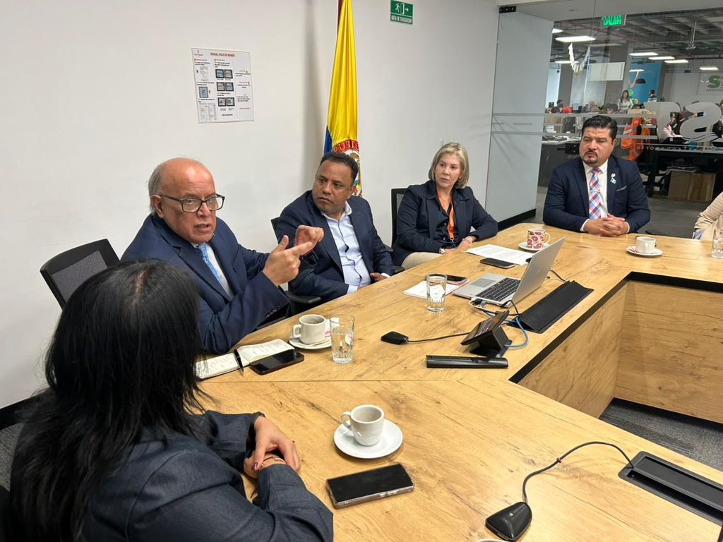 Supertransporte's tweet photo. El Superintendente Alfredo Piñeres Olave y la Delegada Dina Sierra, recibieron al Embajador de Guatemala Óscar Villagrán, a la Autoridad Designada y a la Empresa Portuaria Quetzal, con el fin de realizar una alianza y socializar el sistema portuario colombiano. https://t.co/vy5sgH9bcl