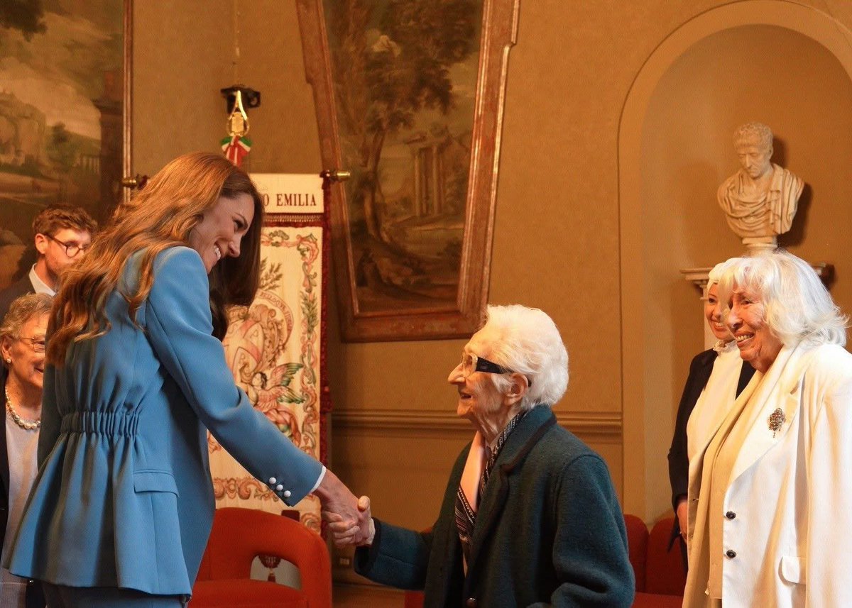 tokkianami's tweet photo. An iconic and significant moment for the Princess of Wales and @Earlychildhood 🇮🇹🇬🇧

Today, the Princess of Wales met with three individuals who played a fundamental role in shaping the philosophy of the Reggio Emilia Approach: 

• Eletta Bertani, the first president of Reggio Children from 1994 to 2000 and one of the founders of the educational model.

• Ione Bartoli, the first female councilor of the Emilia-Romagna Region and a pioneer alongside Bertani in the battles for women's emancipation.

• Carla Maria Nironi, a close collaborator of Loris Malaguzzi who participated in the birth and growth of Reggio Children.

The Princess spoke with them about educational issues as well as the historical and cultural factors that influenced the development of this approach.