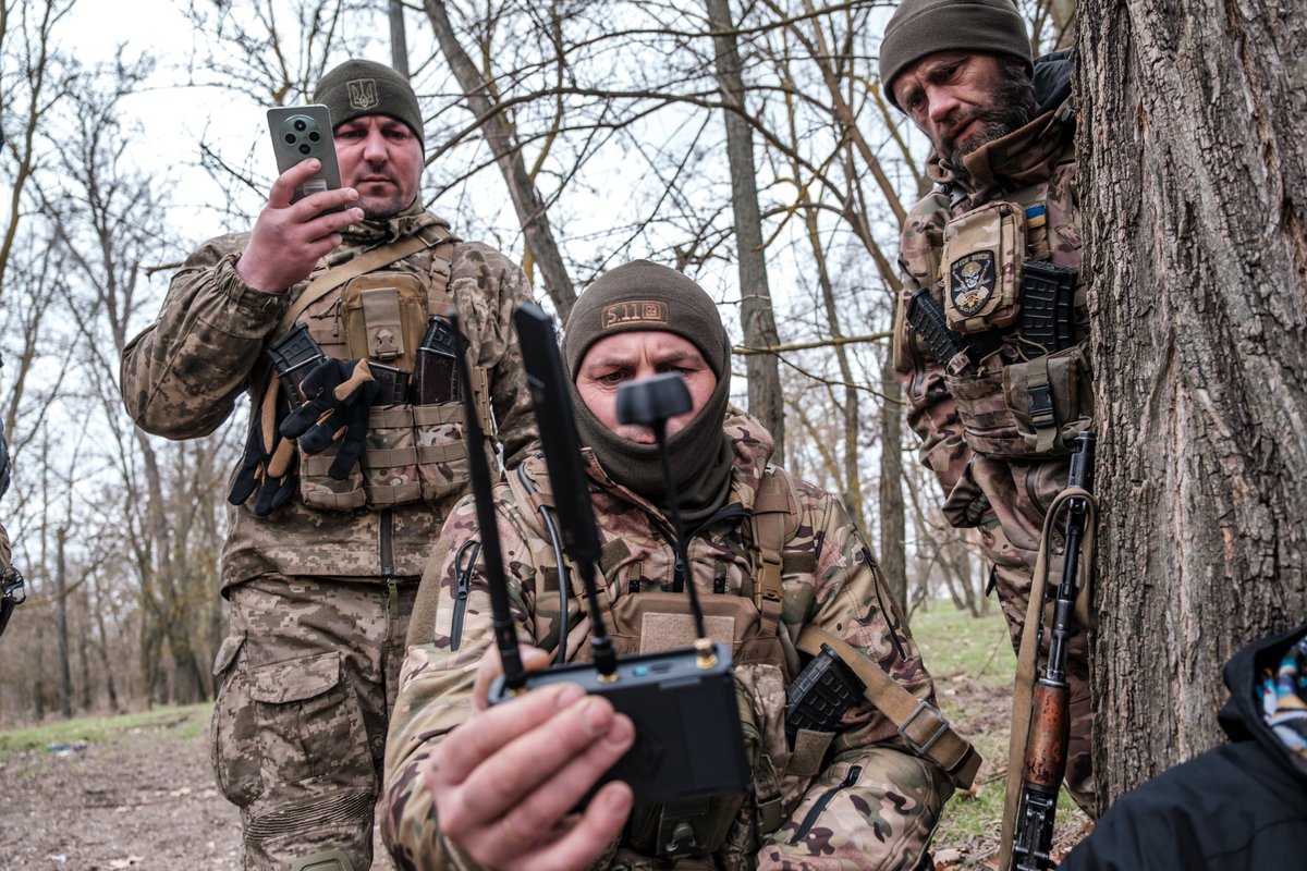 Telegraph's tweet photo. 🇺🇦New episode of Ukraine: The Latest

@FrancisDearnley and @DomNicholls examine Kyiv’s race to develop a new weapon and are joined by @adrianblomfield who reveals what it is like to be hunted Russian drones in Kherson.

🎧 Listen 👇
https://t.co/2uMYoEguEd https://t.co/vSidShYWCD