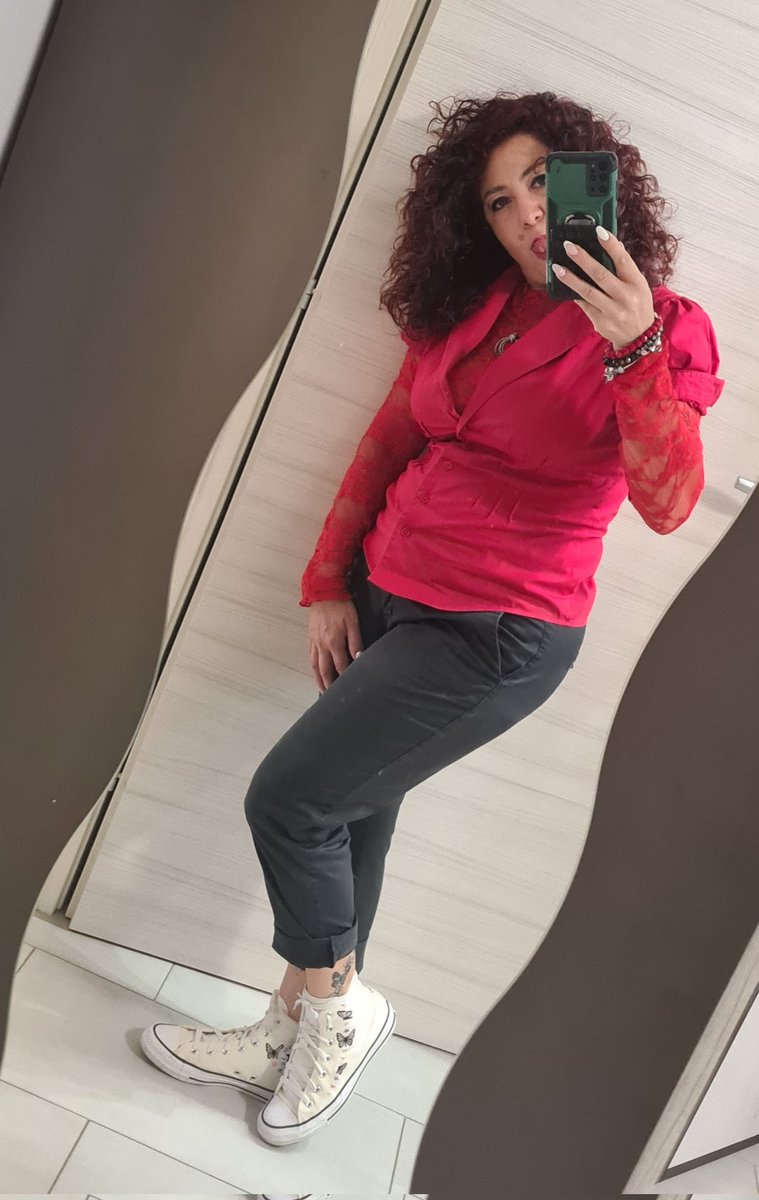 Supercetty's tweet photo. Ogni tanto indosso anche le scarpe๐!!!
Vado a fare un aperitivo, pare brutto rifiutare un invito giusto?๐
#rossofuoco
#rossopassione
#rossotravolgente https://t.co/ItII5OnWJZ