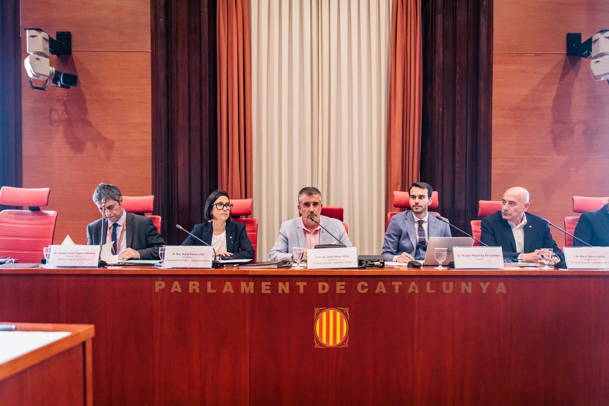 interiorcat's tweet photo. La consellera @nuriaparlon compareix a la Comissió d’Interior i Seguretat Pública del @parlamentcat amb el director general de @mossos, Josep Lluís Trapero per donar explicacions sobre la presència de @mossos a les reunions de docents. https://t.co/pEJX4q0FXY