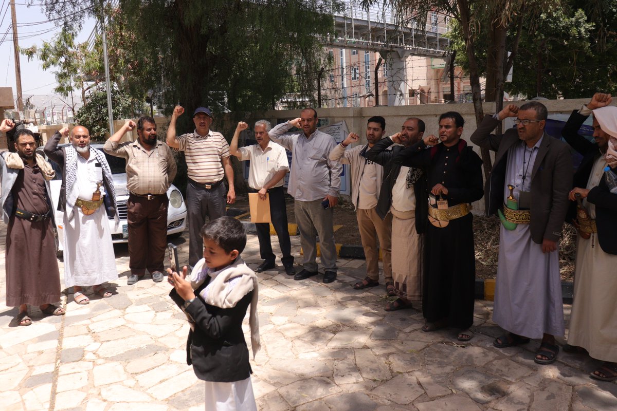 exudras's tweet photo. نظّم موظفو الوحدة التنفيذية لإنشاء وصيانة الطرق  ووحدة تمويل المشاريع والمبادرات الزراعية والسمكية بأمانة العاصمة اليوم الأربعاء وقفة تضامنية تحت شعار «رصدنا مستمر وأيدينا على الزناد والتعبئة مستمرة»، تأكيدًا على ثبات الموقف اليمني الداعم للشعب الفلسطيني. https://t.co/L3Nmp3qPg9