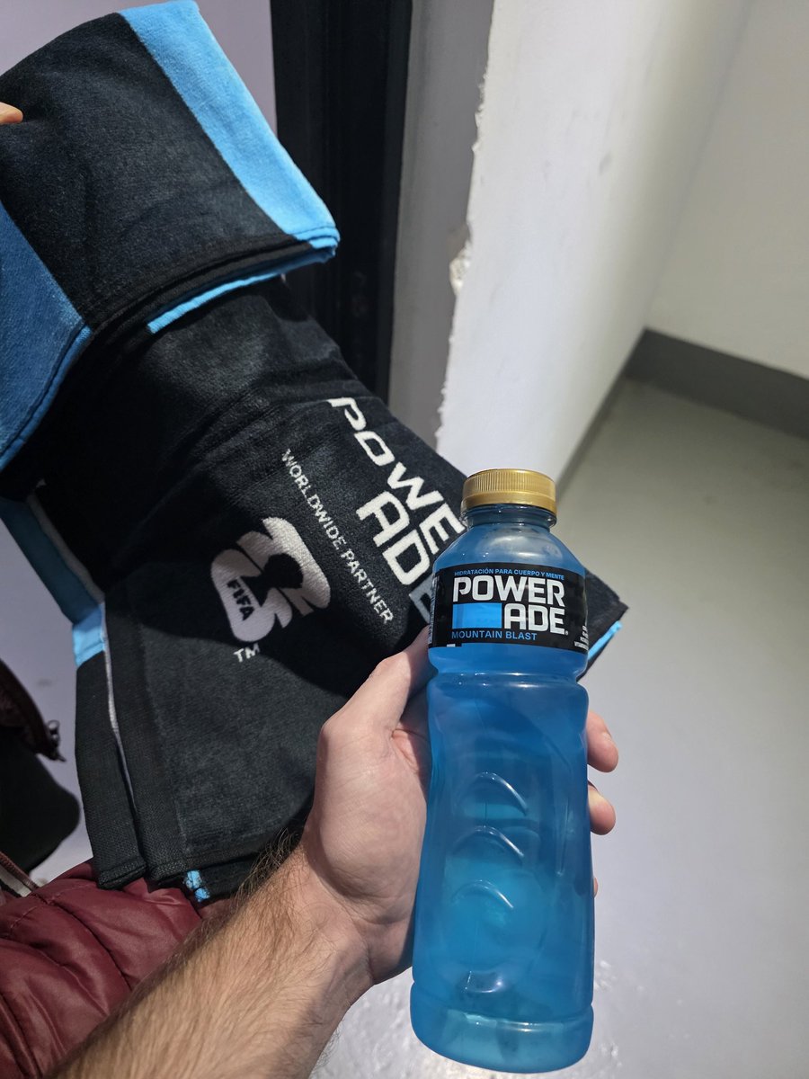 hoenfer's tweet photo. Fui al gym, me compré una powerade, vino en combo con una toalla y en la tapita decía "vale otra" 🤑🤑🤑

Soy feliz https://t.co/9f0HexdTLW