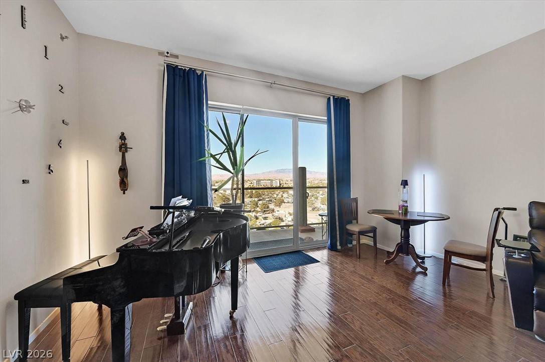 charmainepro's tweet photo. The best kept secret on the Las Vegas Strip just listed. 
Furnished luxury high rise on the south end of the strip, grand piano, resort amenities.
2 bed, 2 bath, 2 parking spaces, private storage unit. $338,000 and move in ready.

Details here: https://t.co/WvyM0iVTE7 https://t.co/MFxc2QSPhg