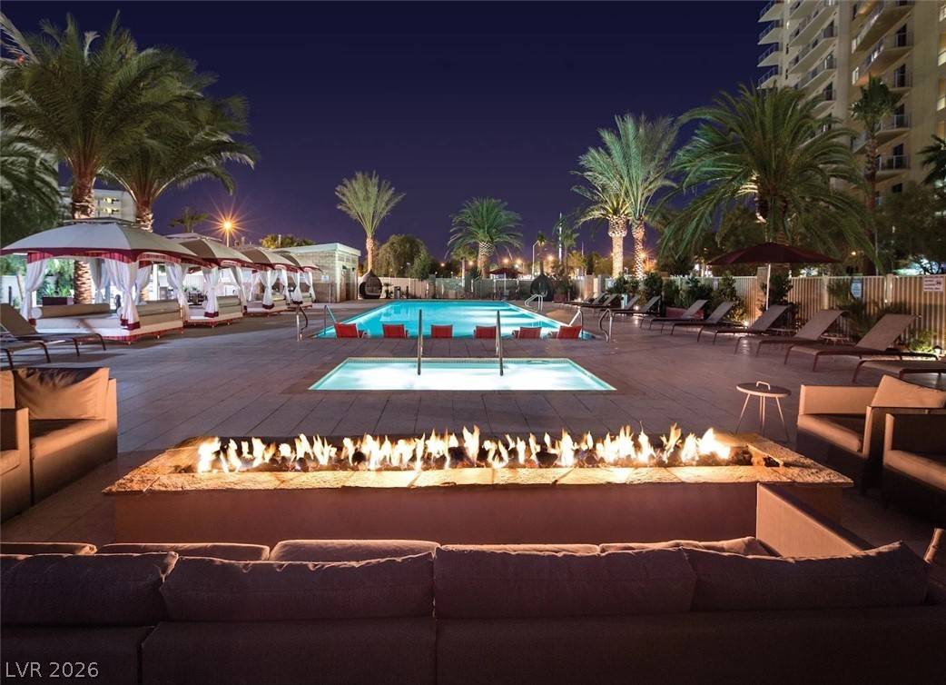 charmainepro's tweet photo. The best kept secret on the Las Vegas Strip just listed. 
Furnished luxury high rise on the south end of the strip, grand piano, resort amenities.
2 bed, 2 bath, 2 parking spaces, private storage unit. $338,000 and move in ready.

Details here: https://t.co/WvyM0iVTE7 https://t.co/MFxc2QSPhg