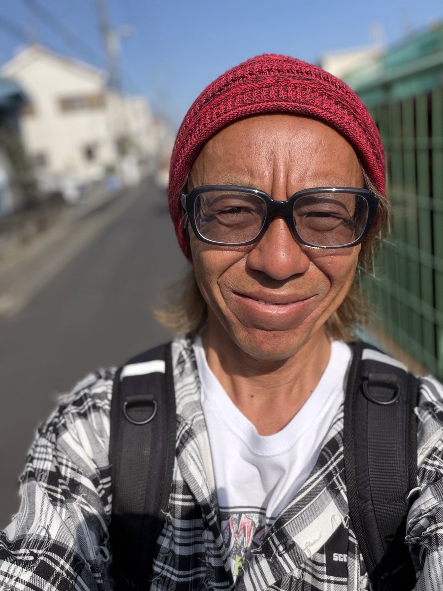 Pockn's tweet photo. 心配そうなピンボケのキナコに見送られて、人身事故予防で今日は別の路線まで歩いて海に向かいます♪ #surfbilly #surfbillyhip #サーフビリー #辺見さとし #satoshihenmi #サーフィン #サーフィン湘南 #サーフィン初心者 #鵠沼海岸 #Tstick #ScoLar https://t.co/0ZJm8VZrBC