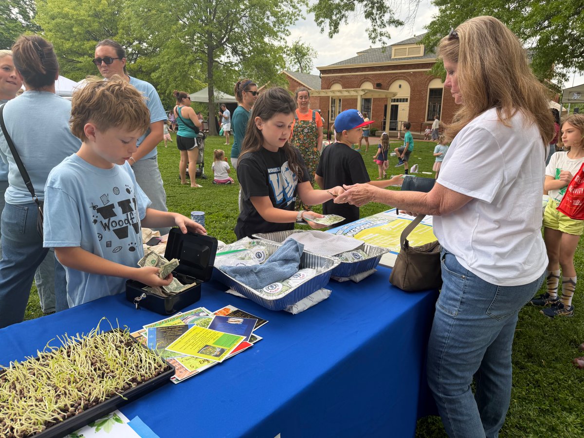 FTSchools's tweet photo. Did you see our @FTWoodfillES Wildcats at the Fort Thomas Farmers' Market after school?

Our third grade students are implementing science learning in a real-world setting by selling microgreens--such a memorable way to learn about food, nutrients, farming and business!
@FTSUPT https://t.co/NyDgxan3aZ