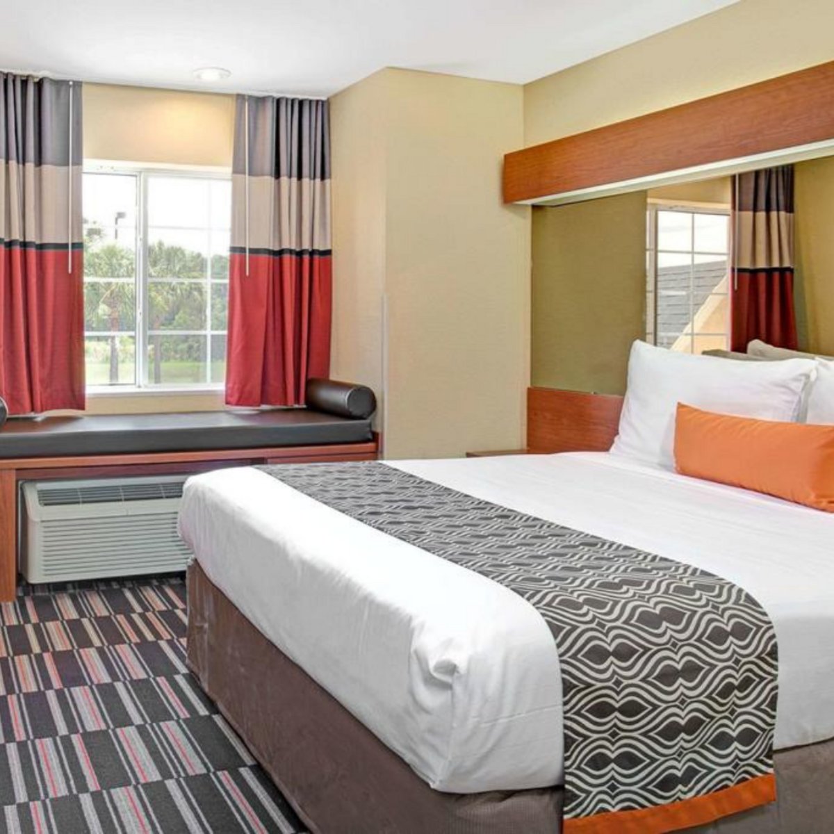 MicrotelBushnel's tweet photo. Cozy up and recharge 🛏️✨ Our queen bed room offers the perfect balance of comfort and simplicity for a restful stay. Book your stay with us and enjoy a relaxing night in! https://t.co/kl02zQpY0f https://t.co/6lo5kUOBmr
