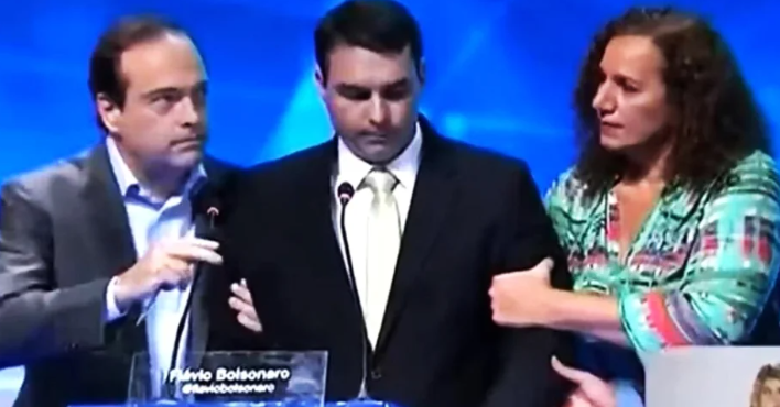 raphacompha's tweet photo. @FlavioBolsonaro ALGUÉM SEGURA ELEEEE

Banco Master é do Bolsonaro https://t.co/bpBPoUNl8h