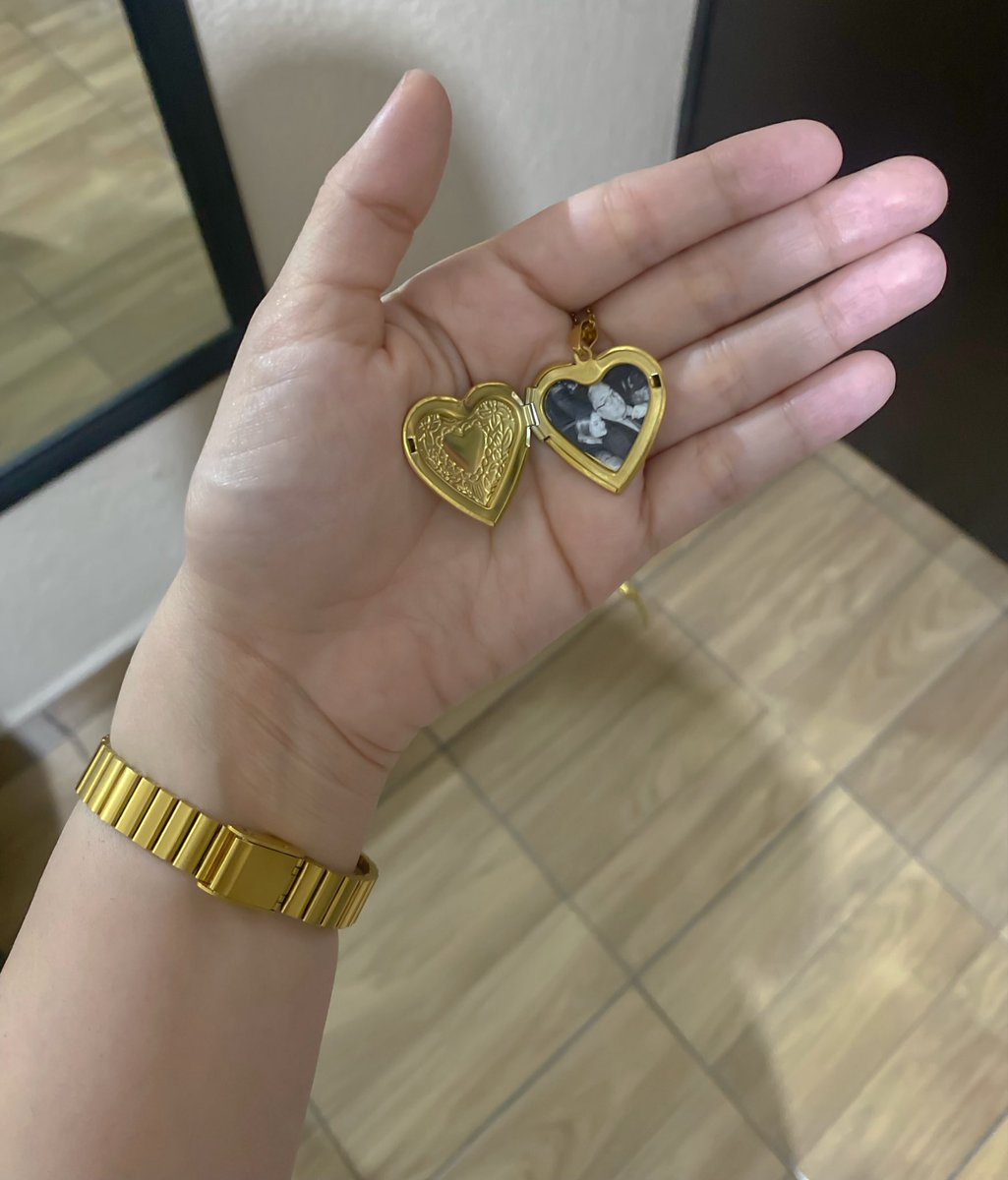 TripsiPop's tweet photo. Hay amistades que sanan el alma, gracias Anna por esto tan especial. Ahora podré llevar a mi papito cerquita de mi corazón siempre 🤍🕊️ https://t.co/c1oPNdkqlB